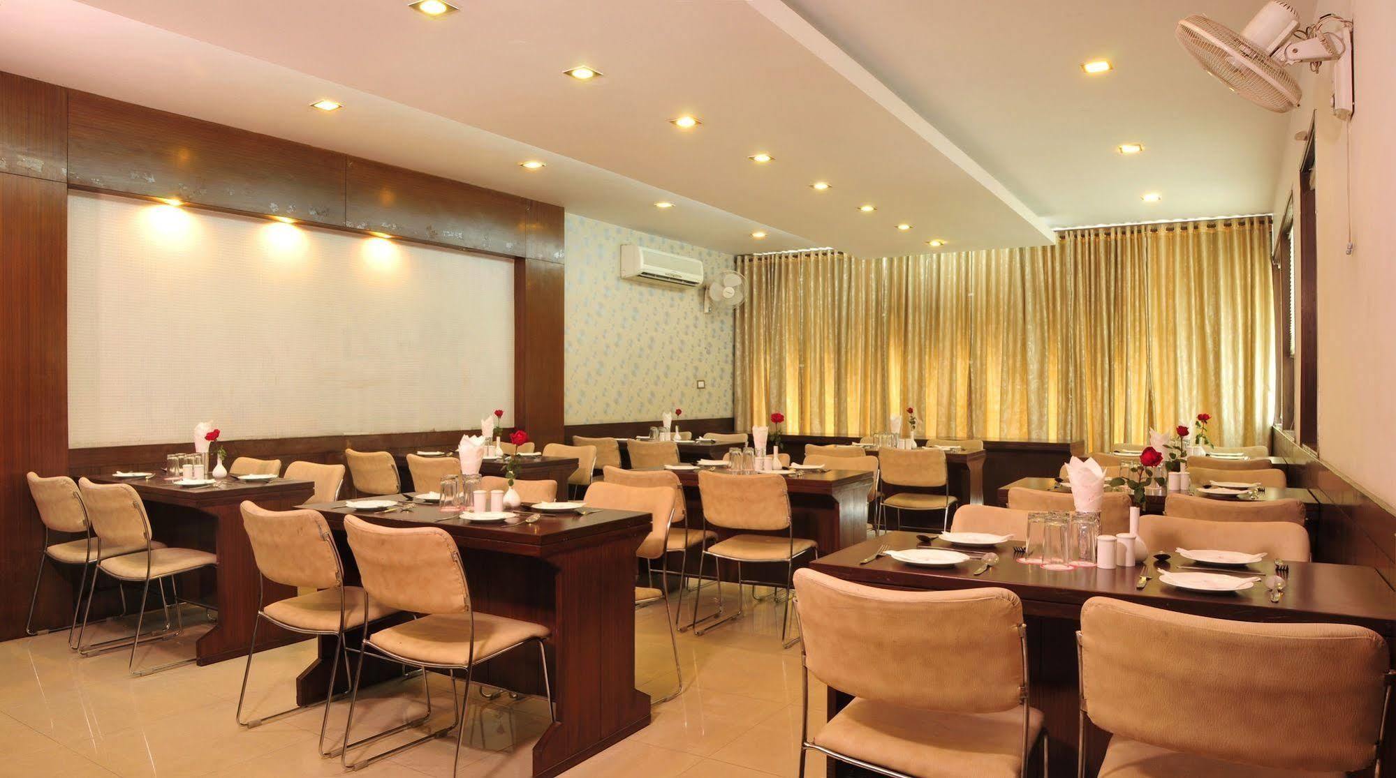Hotel Citi International Delhi  Buitenkant foto