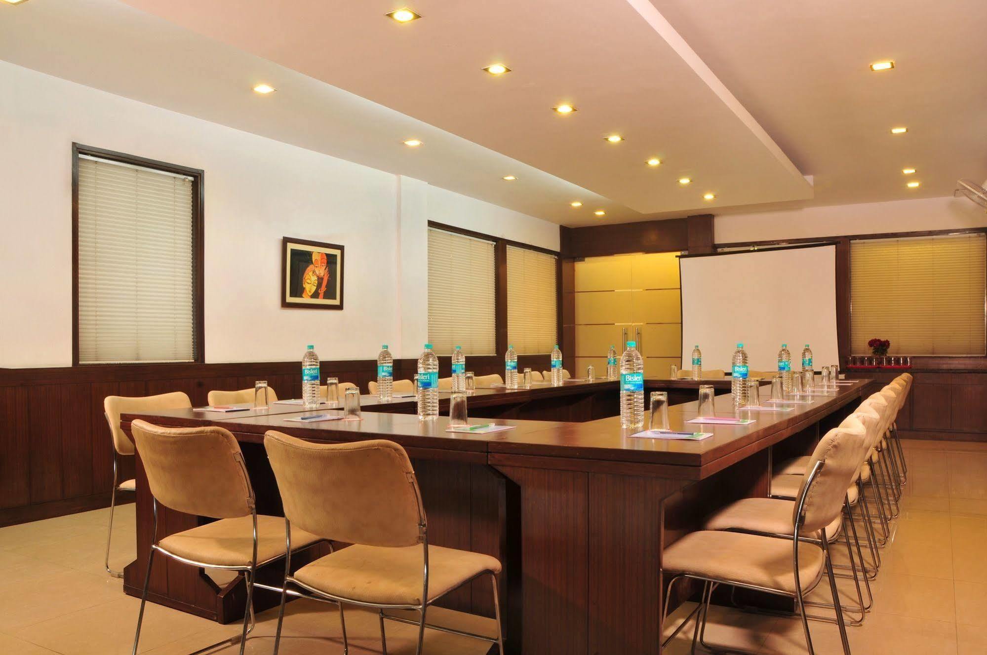 Hotel Citi International Delhi  Buitenkant foto