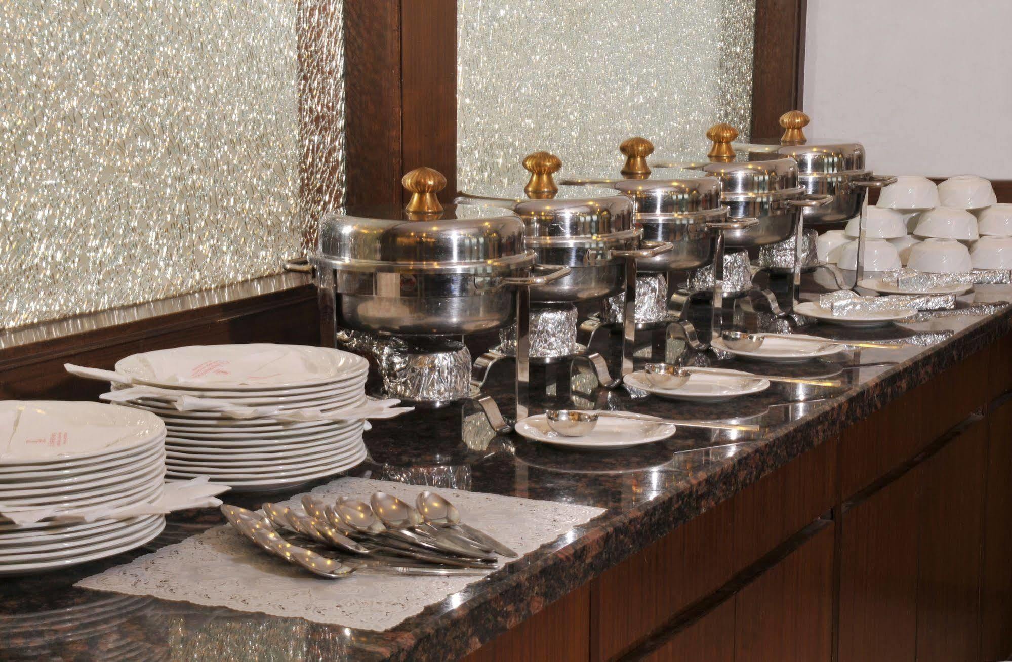 Hotel Citi International Delhi  Buitenkant foto