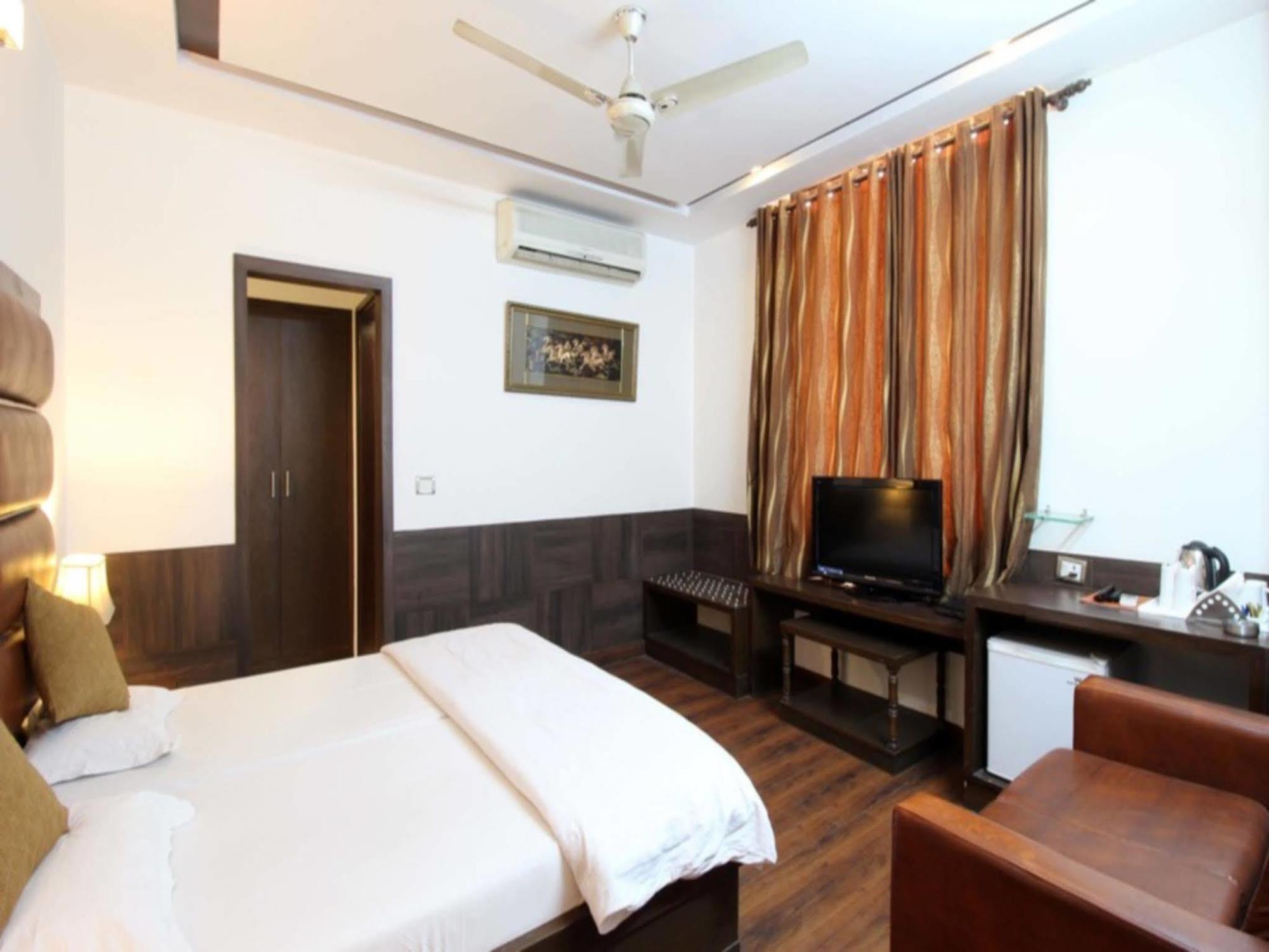 Hotel Citi International Delhi  Buitenkant foto